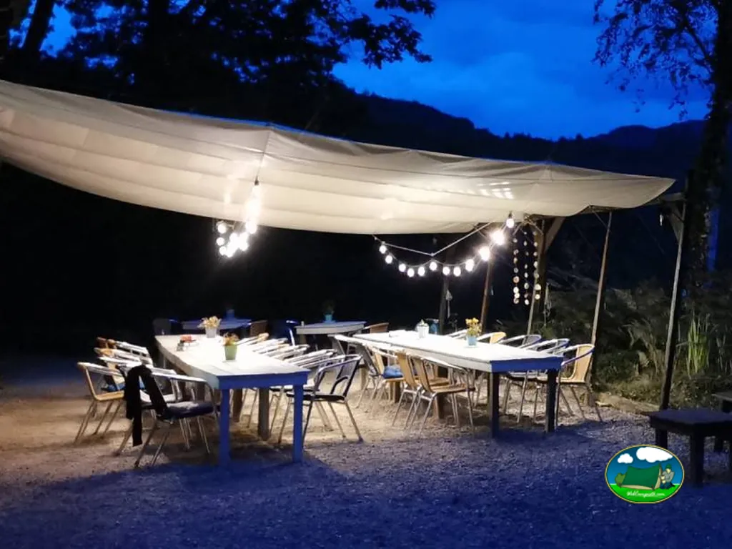 Comedor exterior iluminado