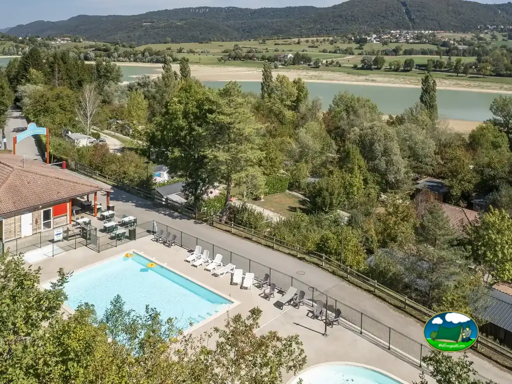 Piscina junto a lago y montaña