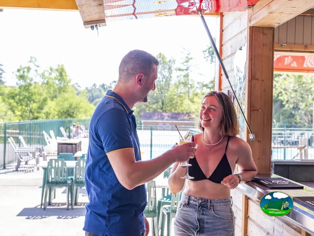 pareja tomando una copa