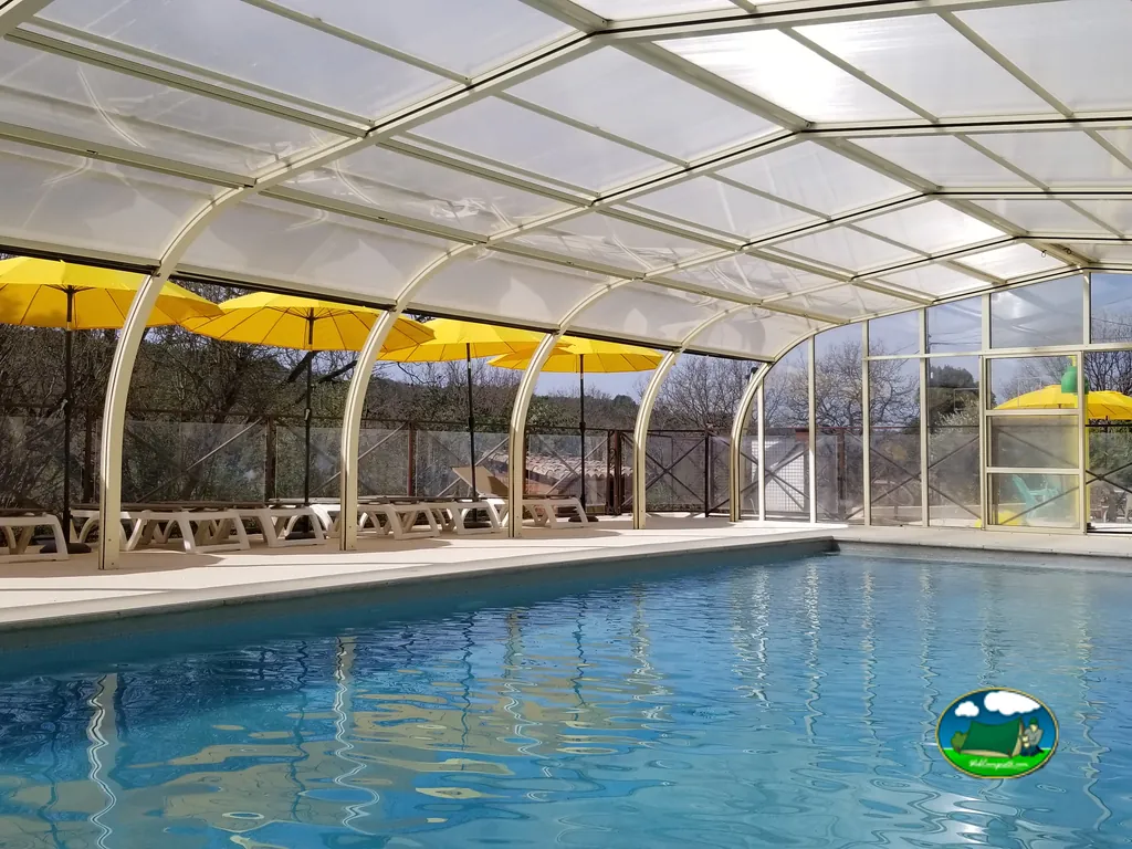 Piscina cubierta con sombrillas