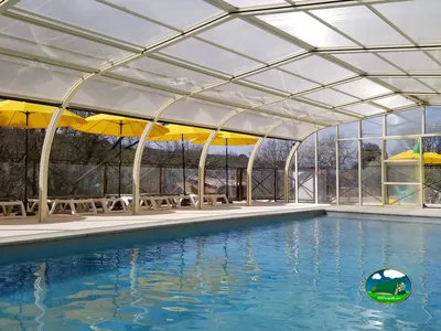 Piscina cubierta con sombrillas