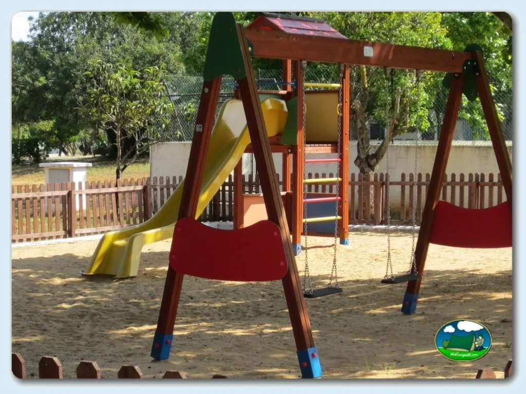 Parque infantil con tobogán y columpios del Camping Armaçao de Pêra, Armaçao (Faro)