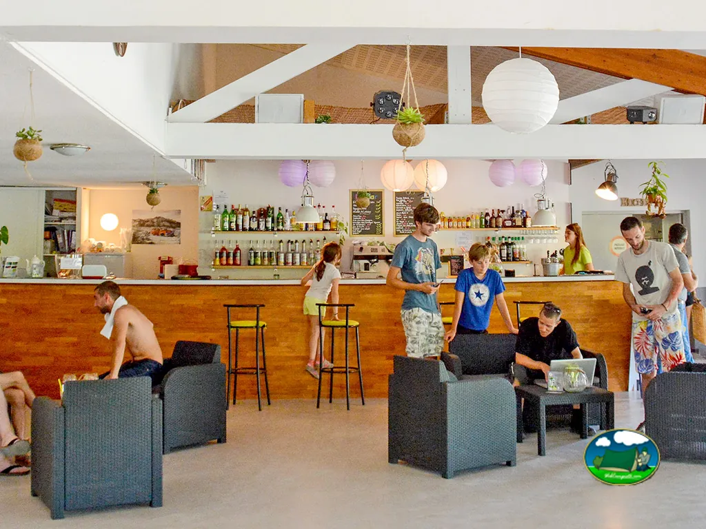salón con barra