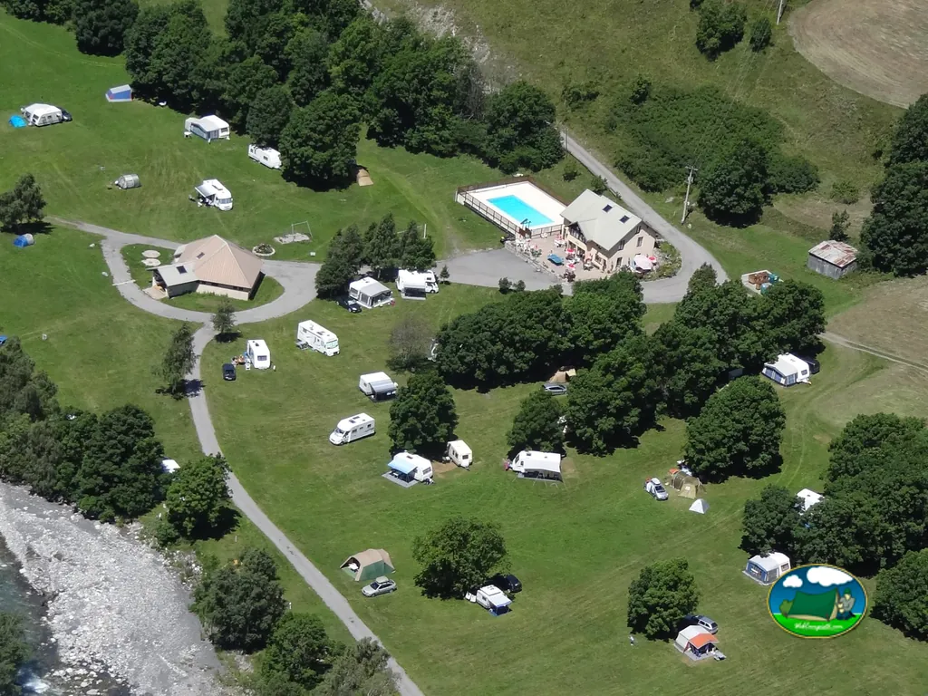 vista aérea de parcelas con autocaravanas