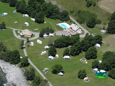 vista aérea de parcelas con autocaravanas