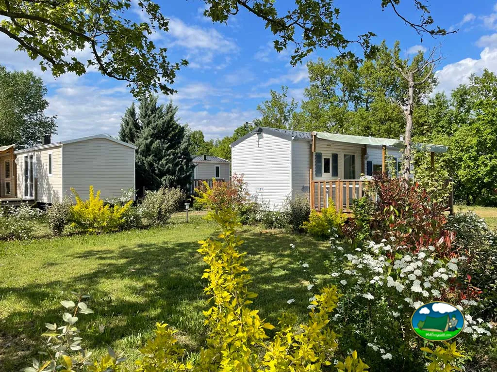 Casas móviles entre jardines