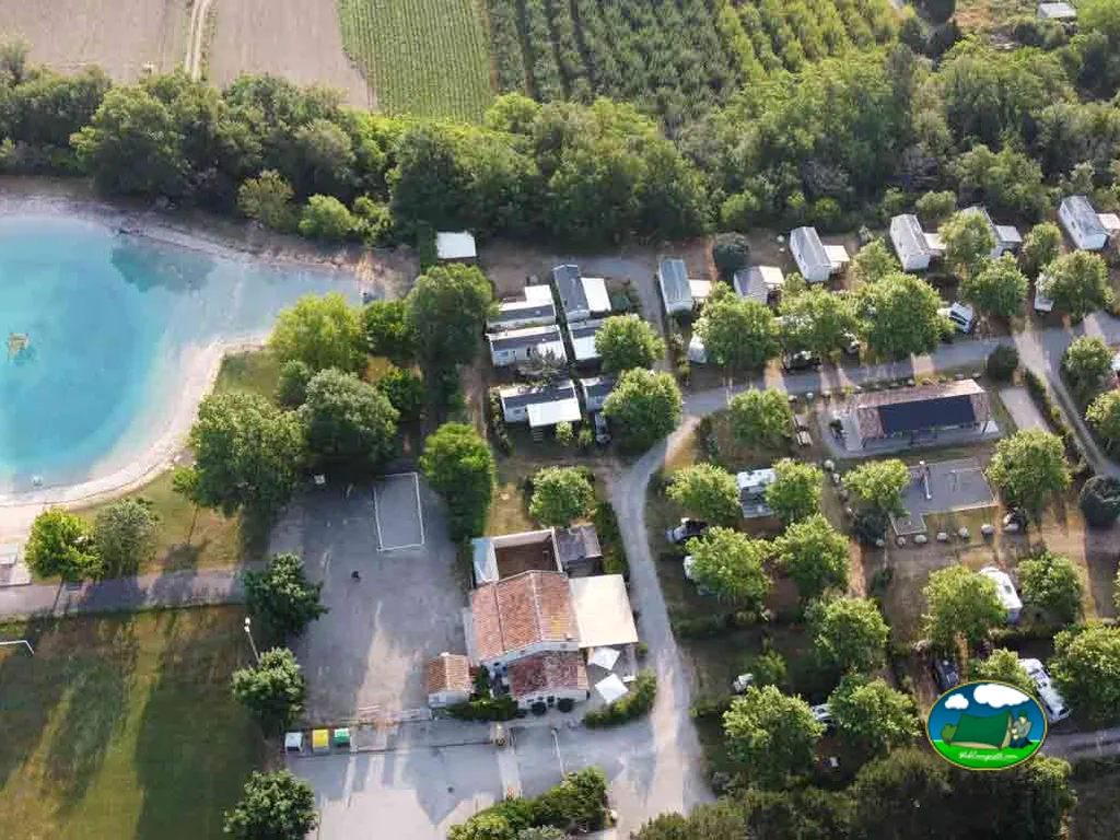 vista aérea junto a laguna
