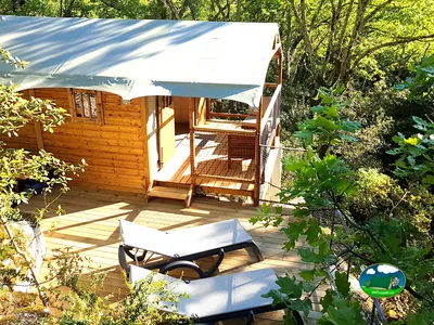 cabaña con terraza
