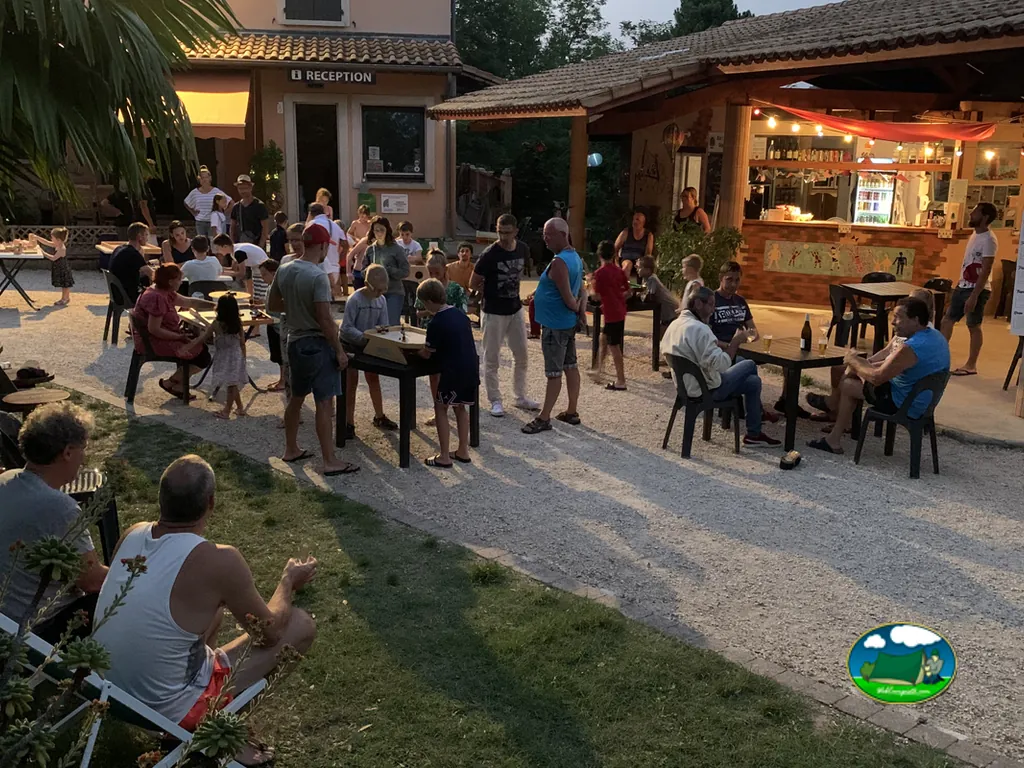 animación nocturna junto al bar