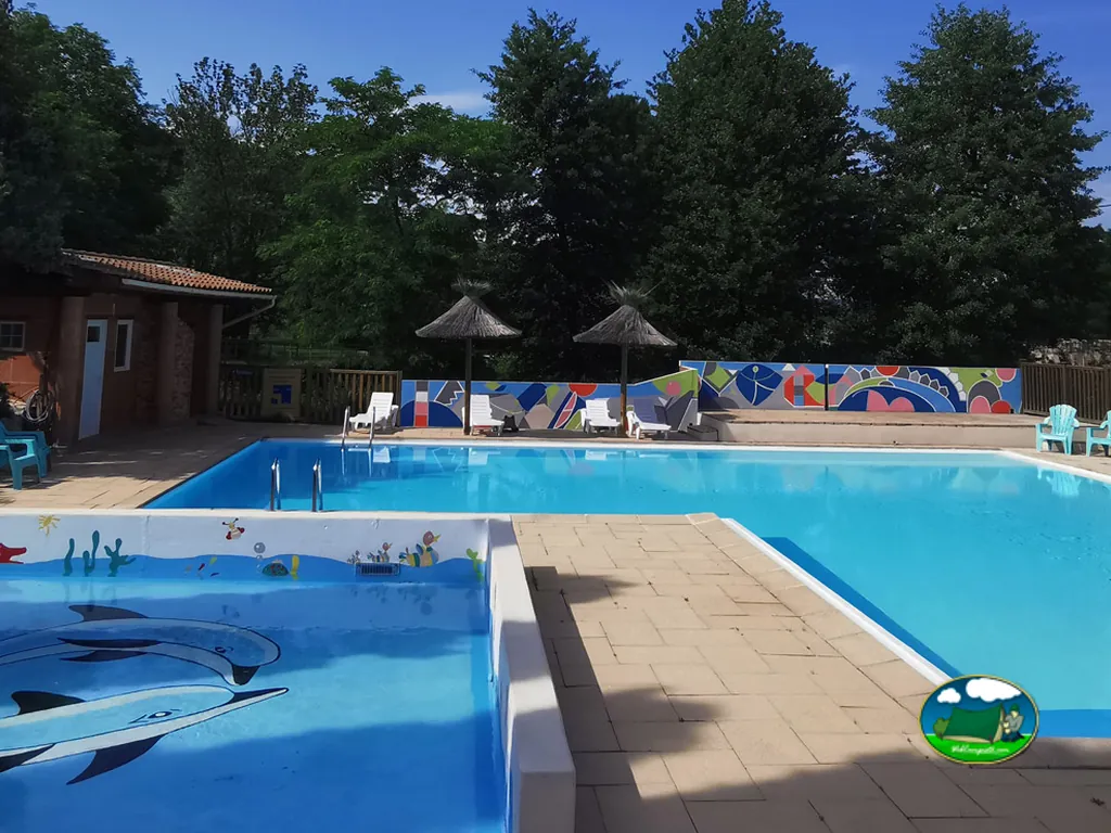 piscina exterior vacía