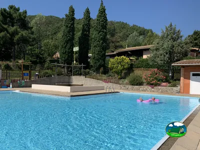 piscina con flotador rosa