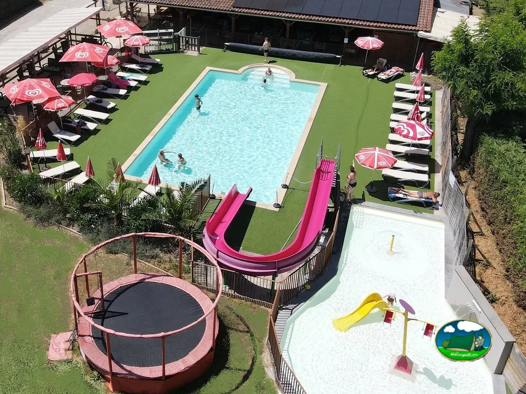 piscina con toboganes desde arriba