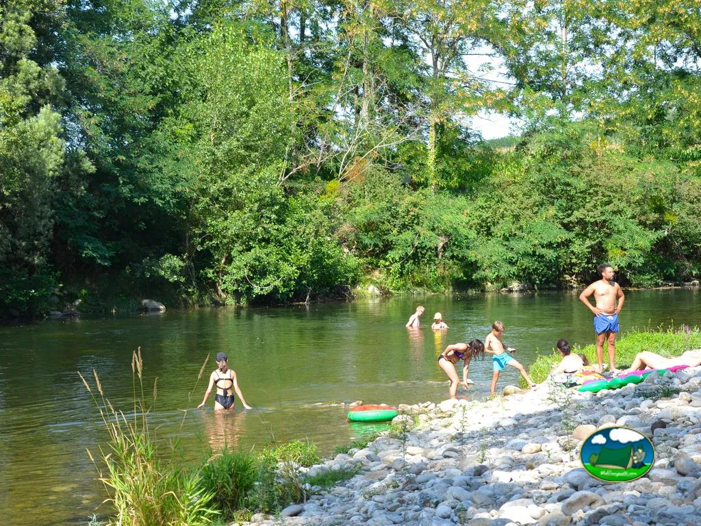 familia bañándose en río