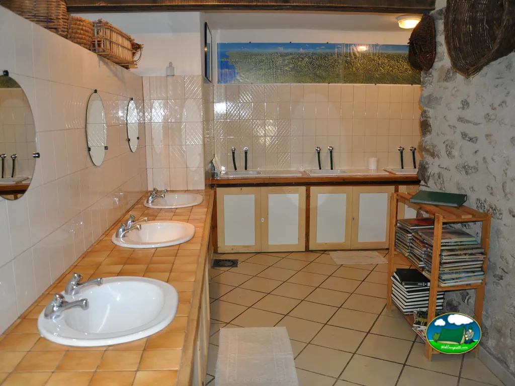 Baño amplio de piedra