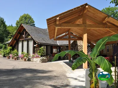 cabaña de madera con porche