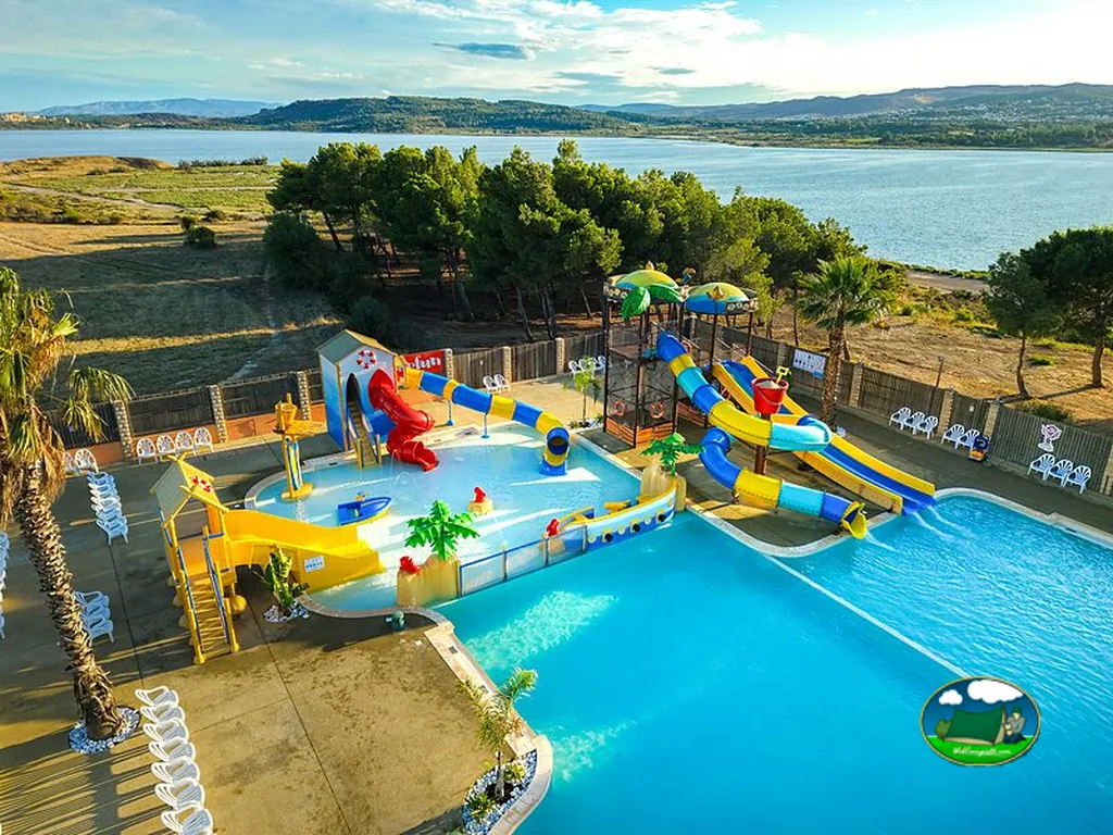 Parque acuático frente al lago