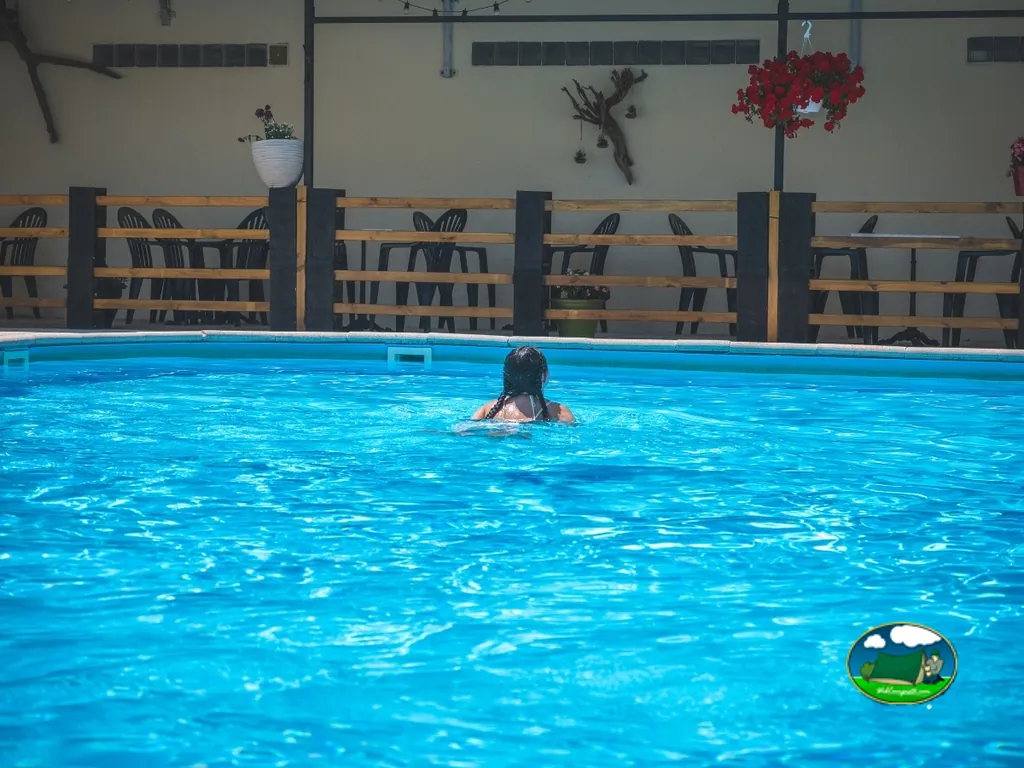 persona en piscina