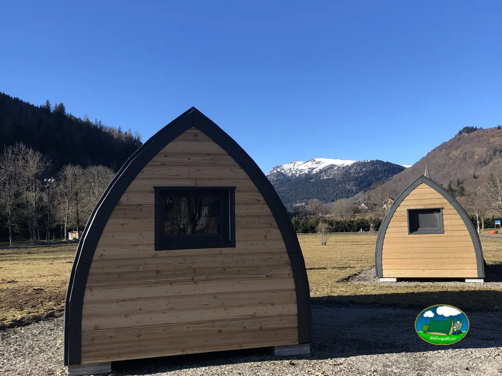 cabañas de madera con montañas