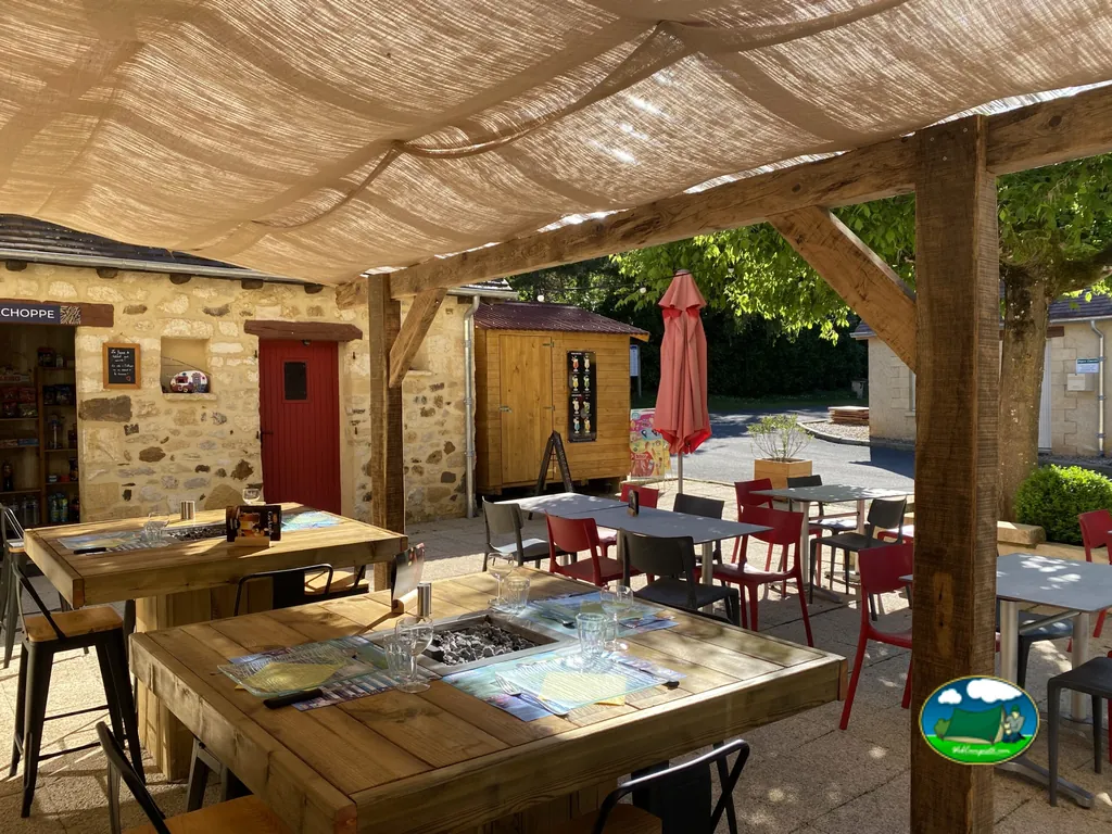 Terraza rústica con mesas