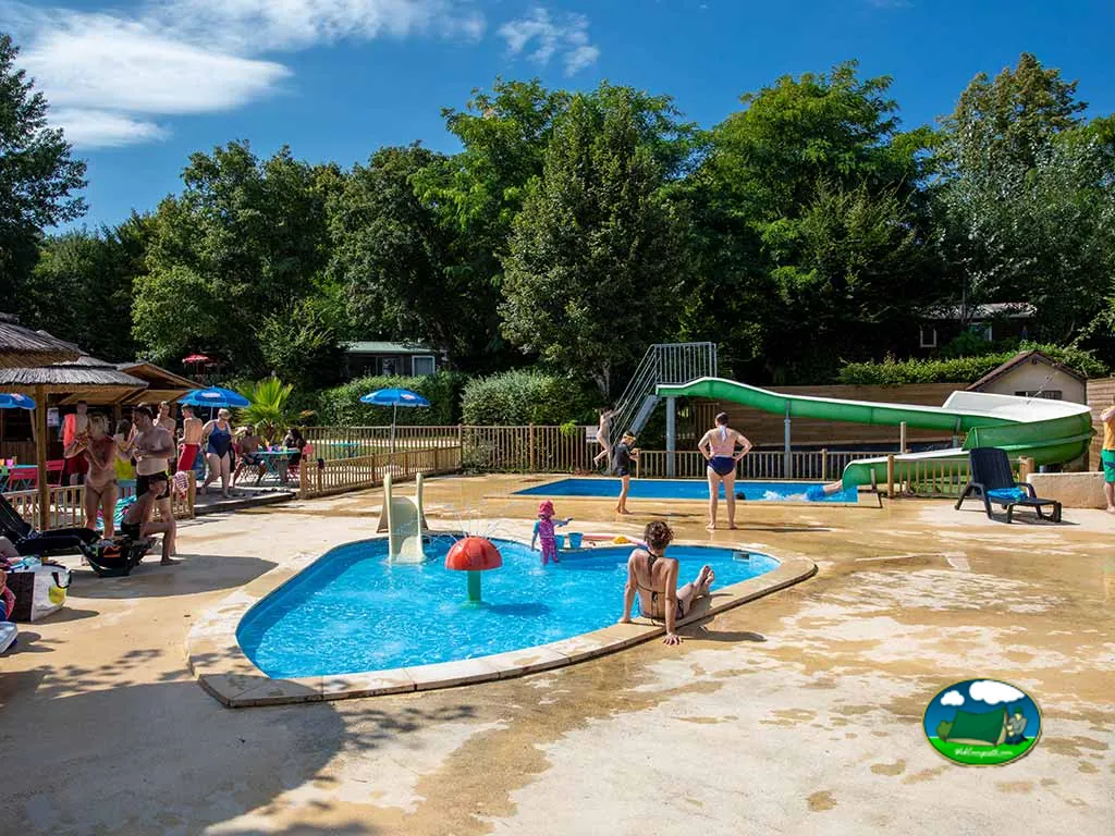 niños en piscina infantil