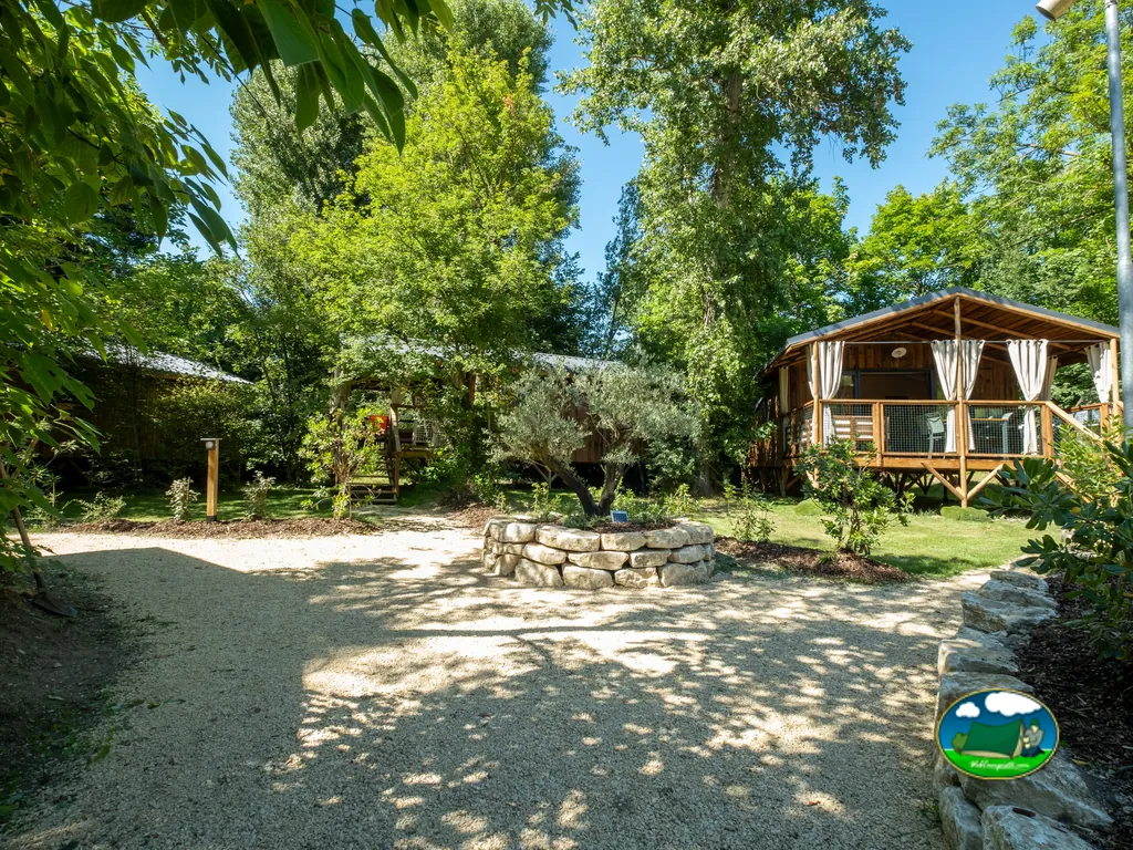cabañas de madera entre árboles