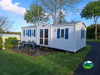 Casa móvil con contraventanas azules