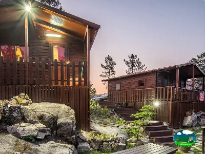 Bungalow con terraza iluminada al atardecer del Camping Mondim de Basto, Mondim de Basto (Vila Real)