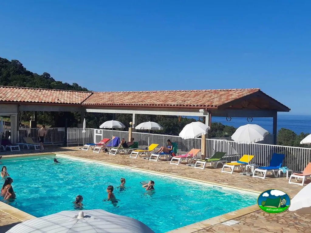 piscina con bañistas