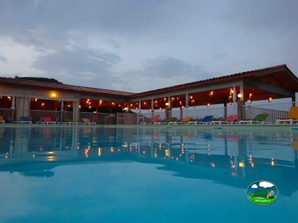 Piscina iluminada al anochecer