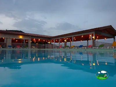 Piscina iluminada al anochecer
