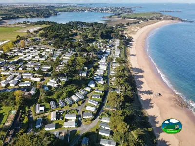 Recinto extendido junto a playa