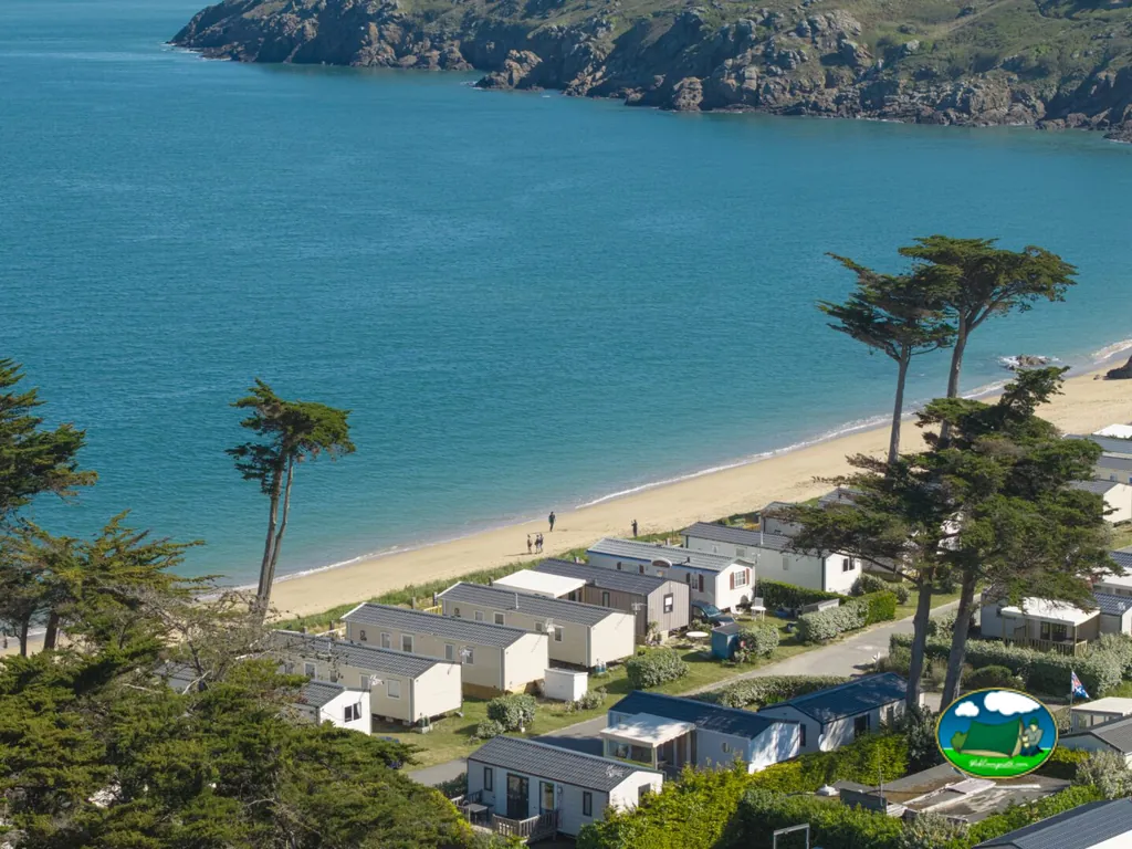 cabañas junto a cala rocosa
