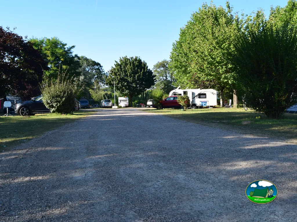 Avenida amplia entre parcelas