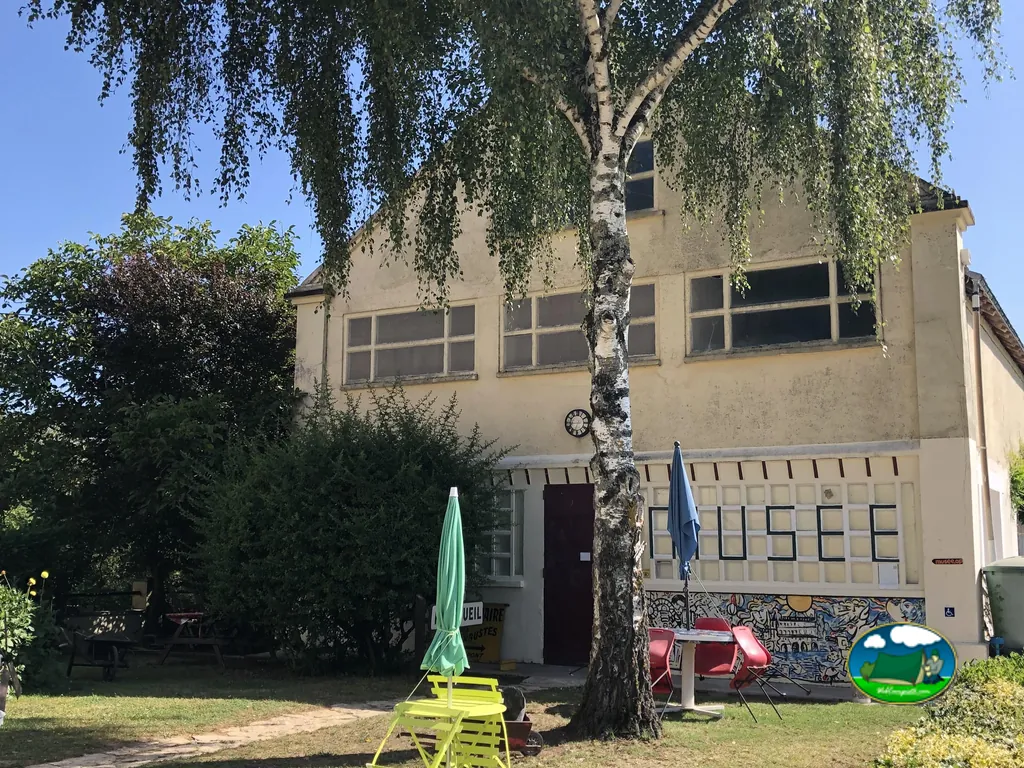 edificio con rótulo