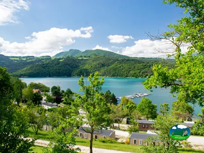 Alojamientos frente a lago montañoso