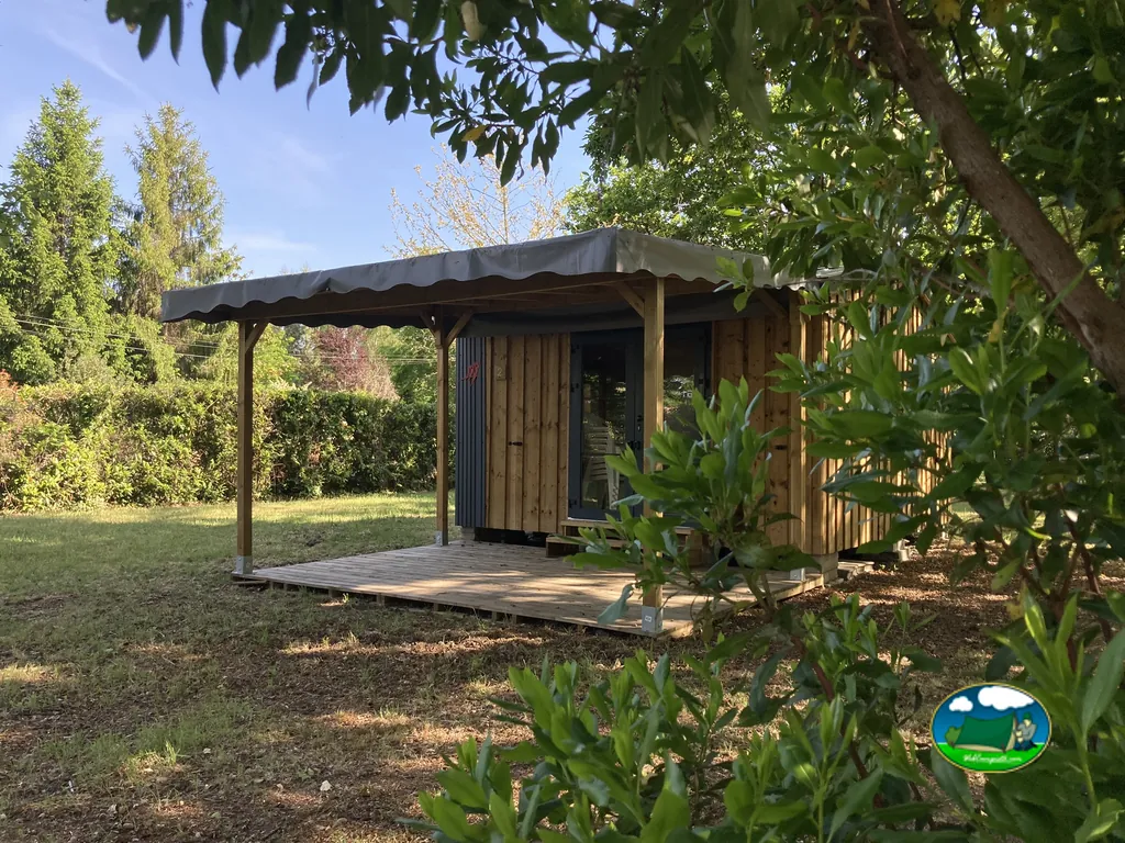 cabaña pequeña entre árboles