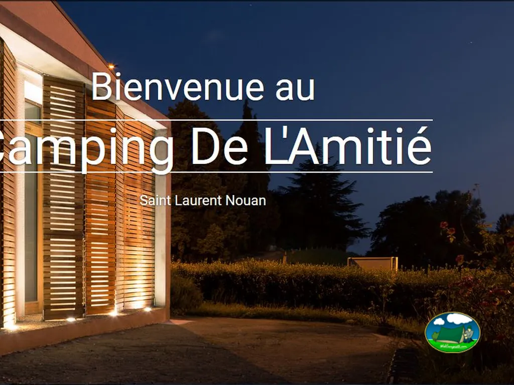 fachada iluminada de noche