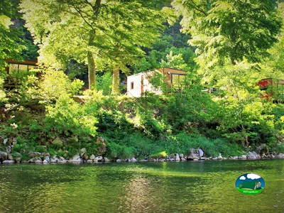 cabaña junto al río