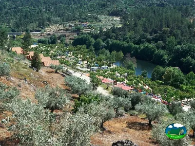 Parcela junto al río entre olivos y montaña del Camping Rabaçal, Possacos (Vila Real)