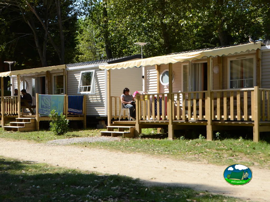 casas móviles con porches de madera