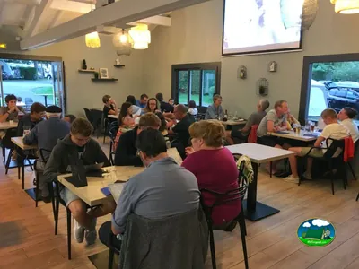 comensales en salón