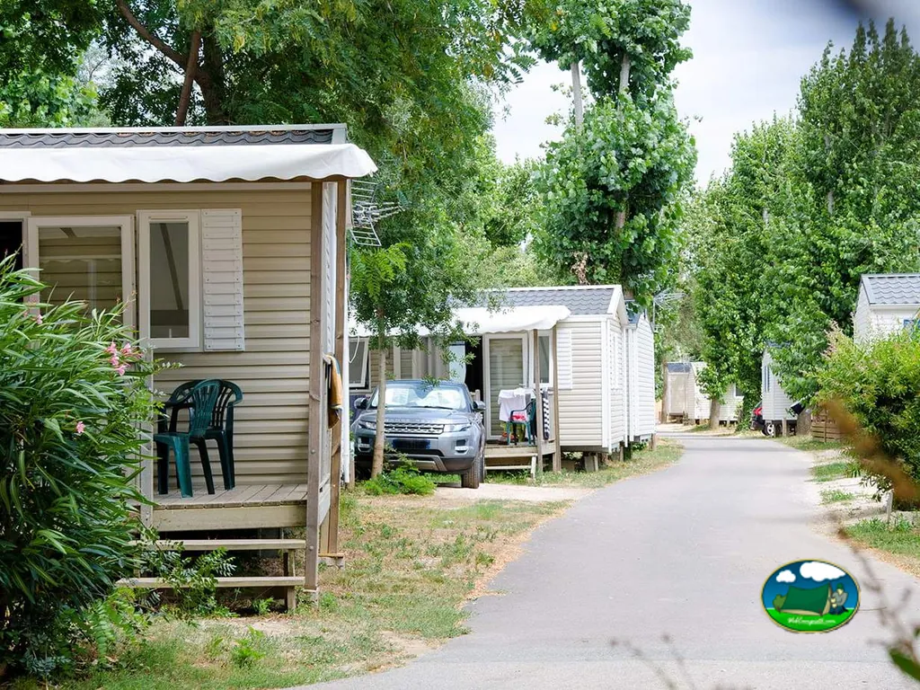 casas móviles junto al camino