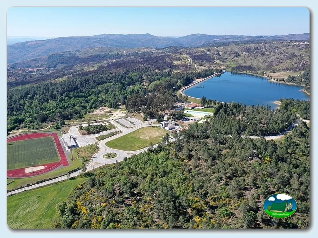 Lago con vistas a la montaña, parcelas y piscina del Camping Municipal de Vila Flor, Vila Flor (Bragança)