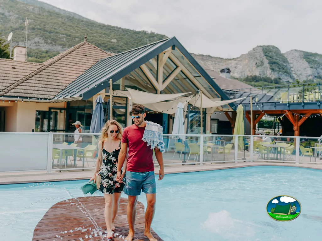 Pareja caminando junto a piscina