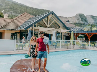 Pareja caminando junto a piscina