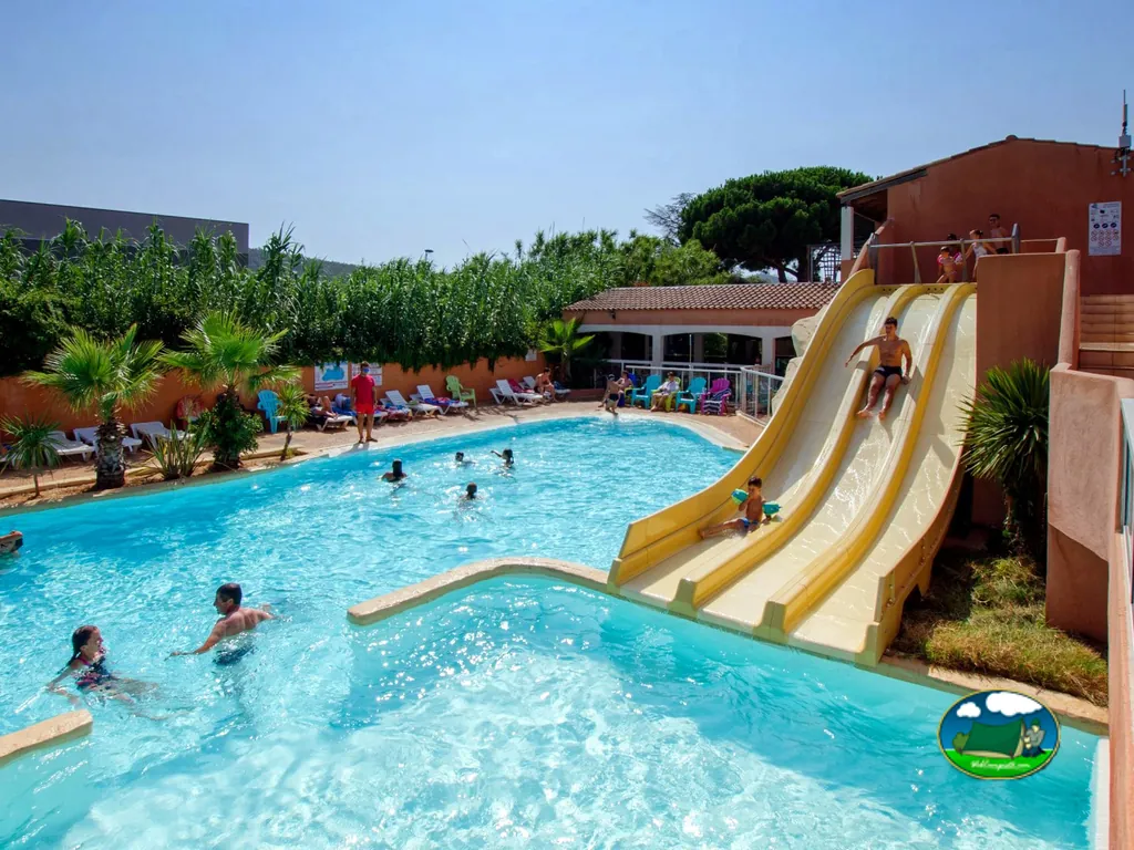 piscina con tobogán amarillo