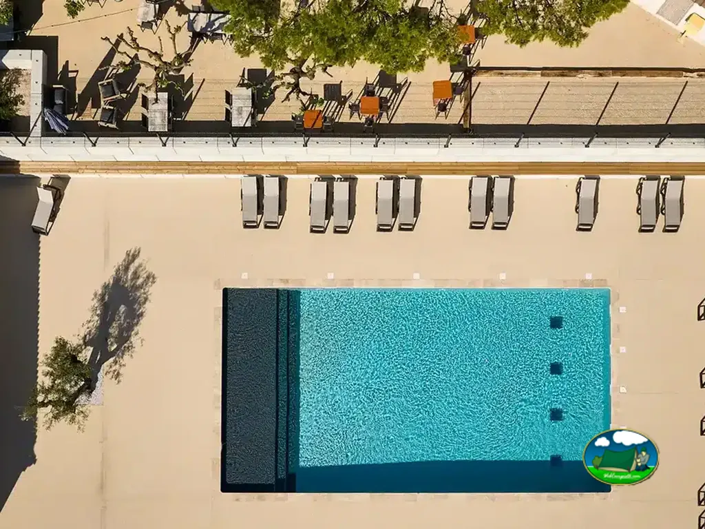 Piscina rectangular vista desde arriba