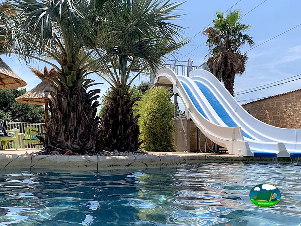 tobogán junto a piscina