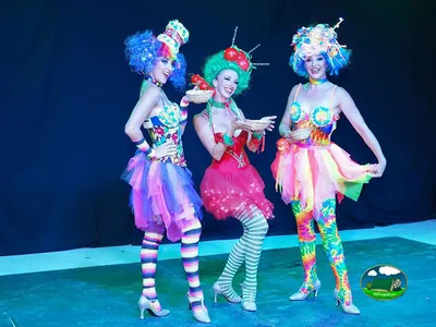 artistas con vestuario colorido