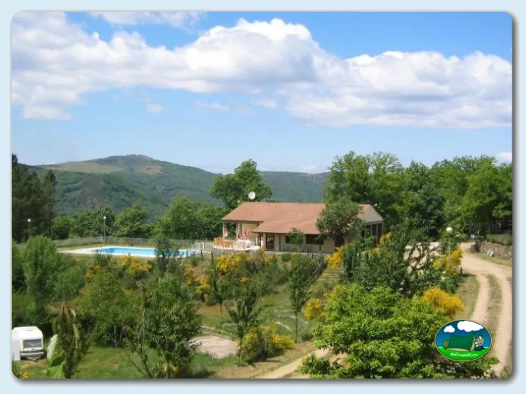 Bungalow con piscina y vistas a la montaña del Camping Cepo Verde, Gondesende (Bragança)